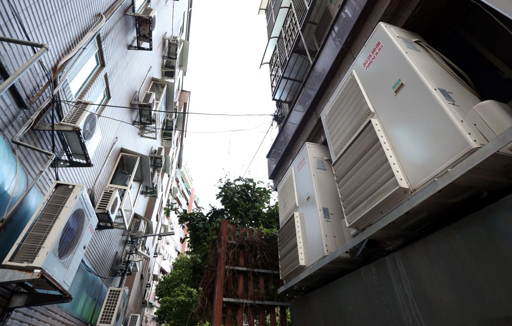 公寓5樓樓梯間天花板維修 他住1樓不解：我該分攤嗎？