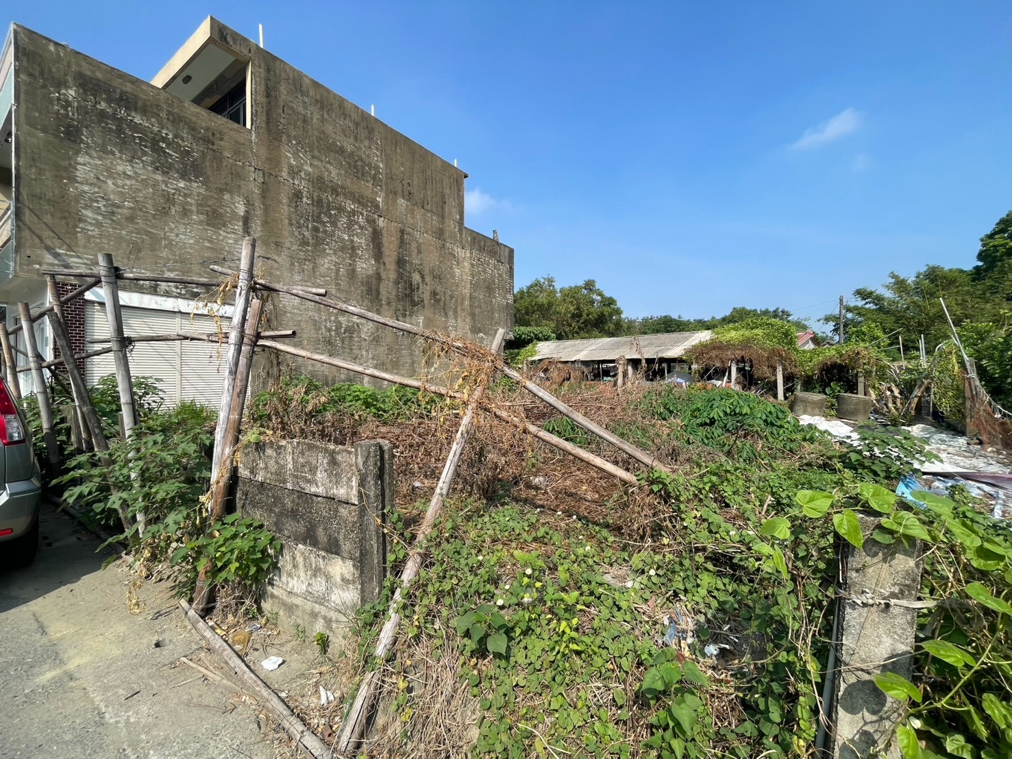 近安定交流道正臨路面寬10米店面透天建地